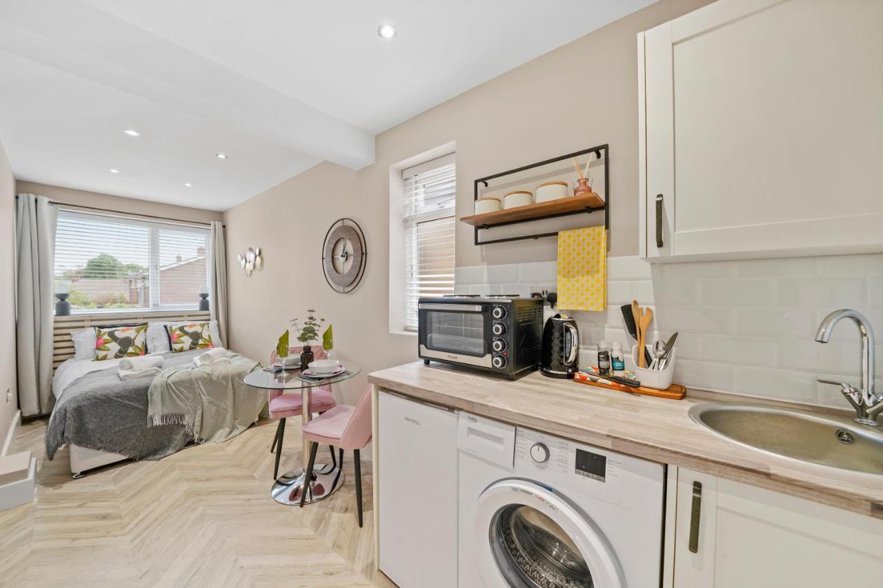 Cosy Heathrow Studios - Parking - Garden Λονδίνο Εξωτερικό φωτογραφία